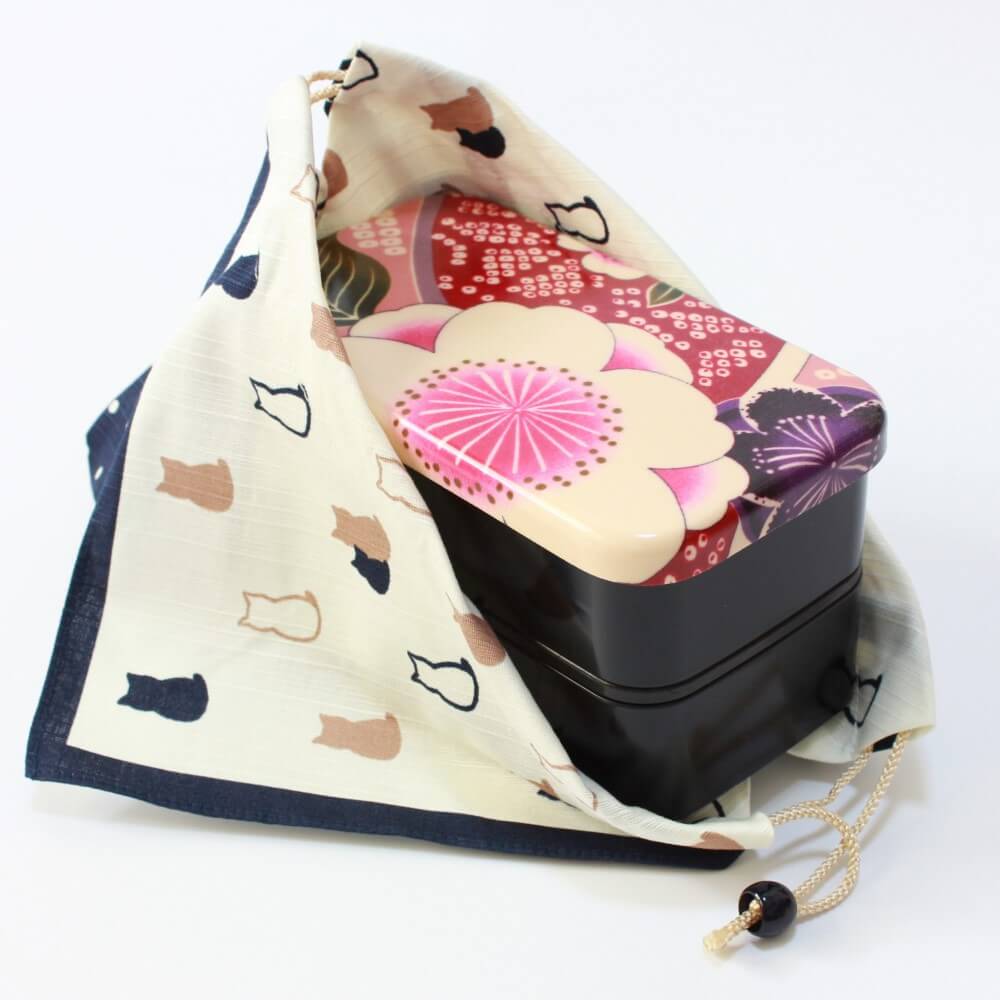bento box inside cat navy bento lunch bag