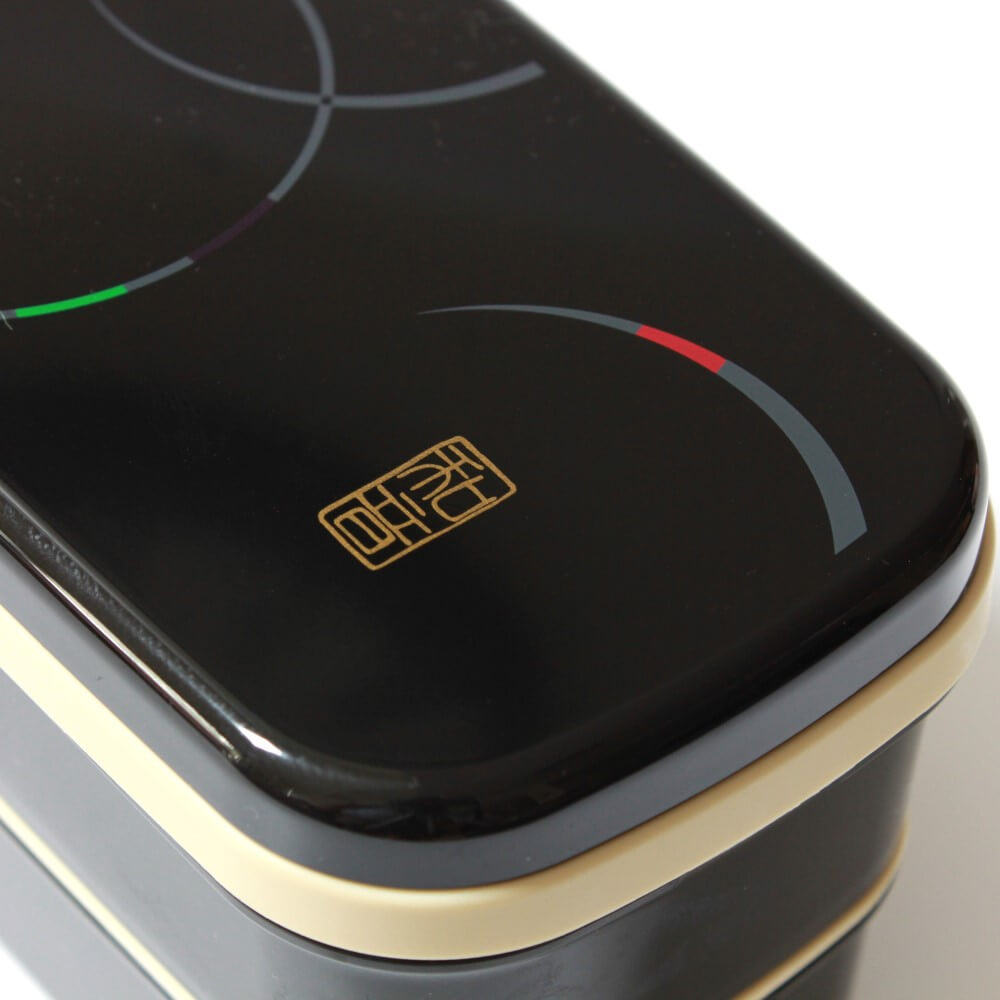 close up shot of lid of waon bento box