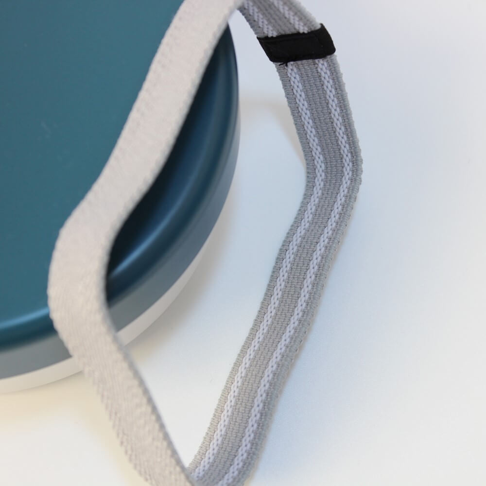 close up of the elastic lunch band showing the underside