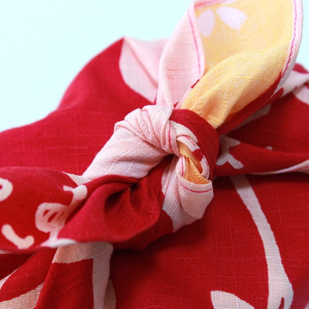 close up knot cat puzzle furoshiki red gold brown