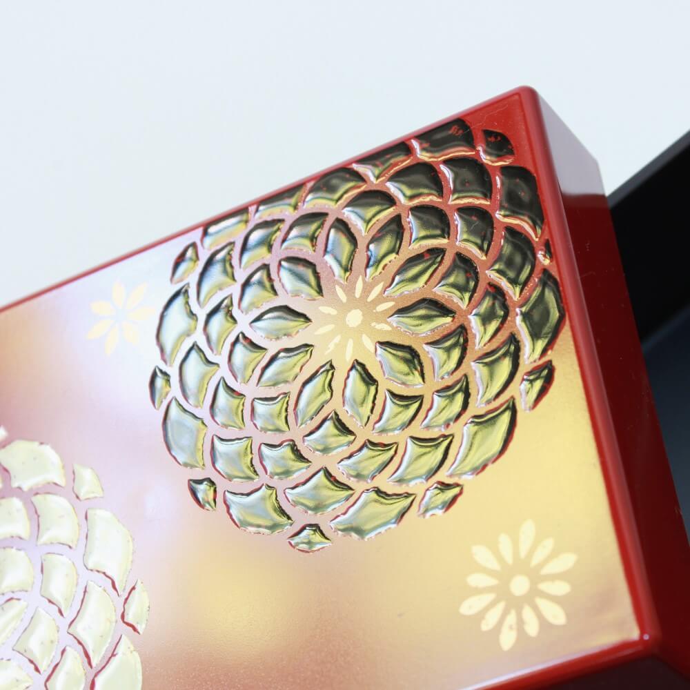 close up of lid of hakoben red bento box