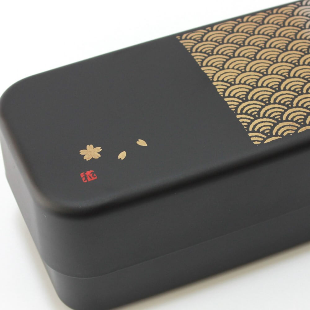 close up of the patterns on the lid of the seigaiha bento box