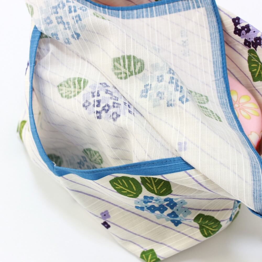close up of side pocket of this bento bag