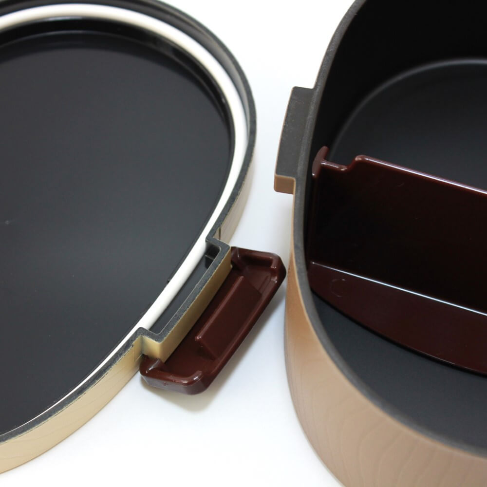 photo showing underside of lid with silicone seal and side latch of bento box