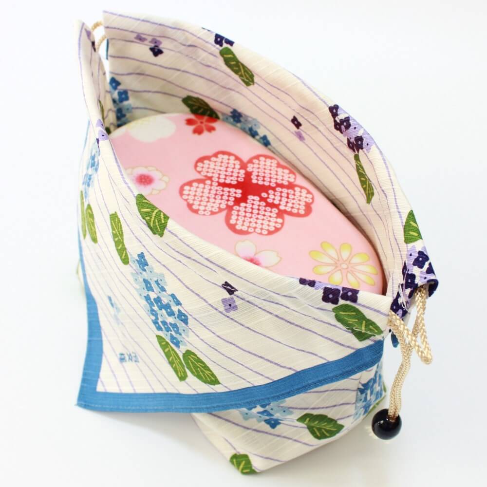 hydrangea bento lunch bag holding pink bento box