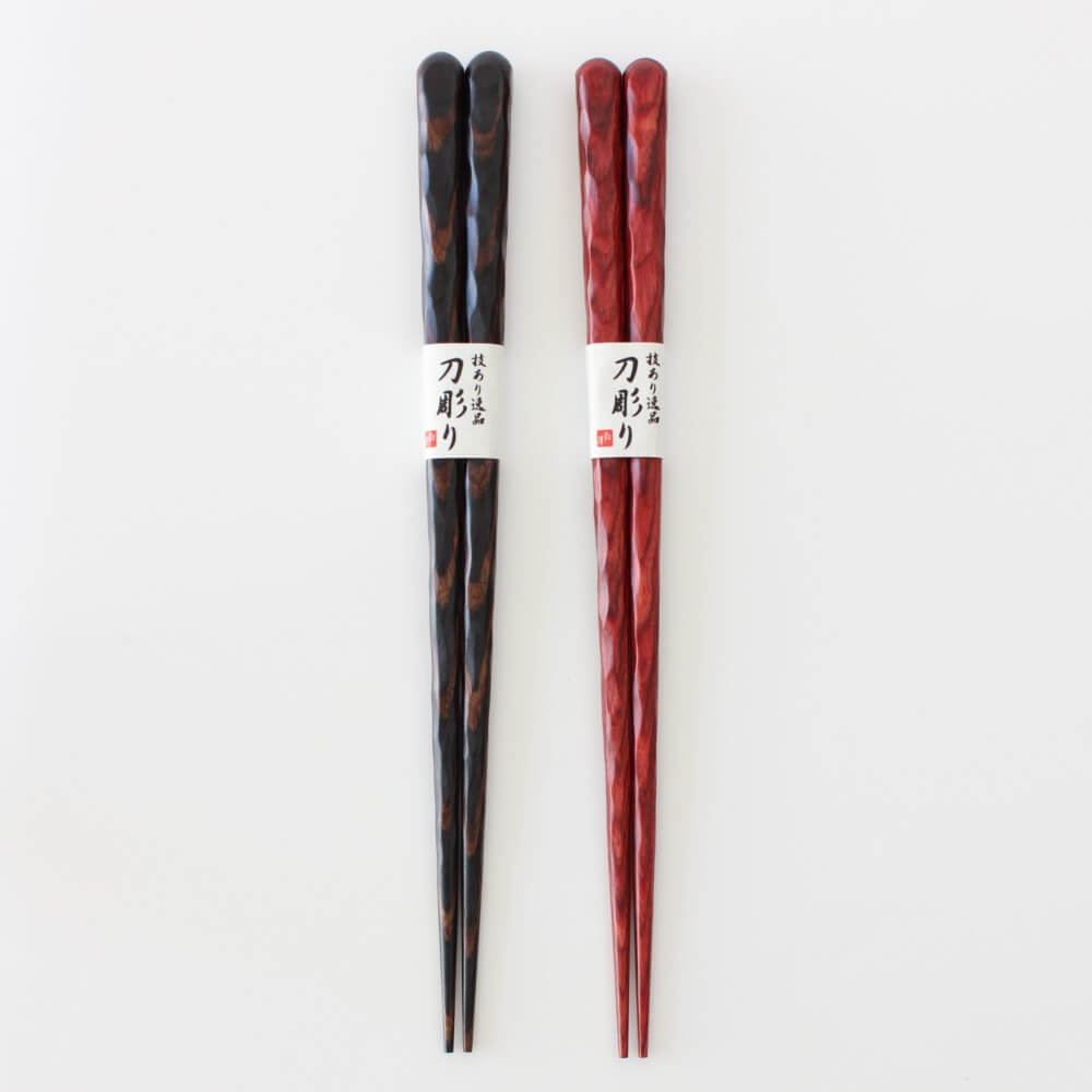 kaba no ki thick cut black and red wood chopsticks side by side