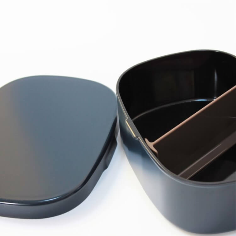 lid next to navy blue bento lunch box