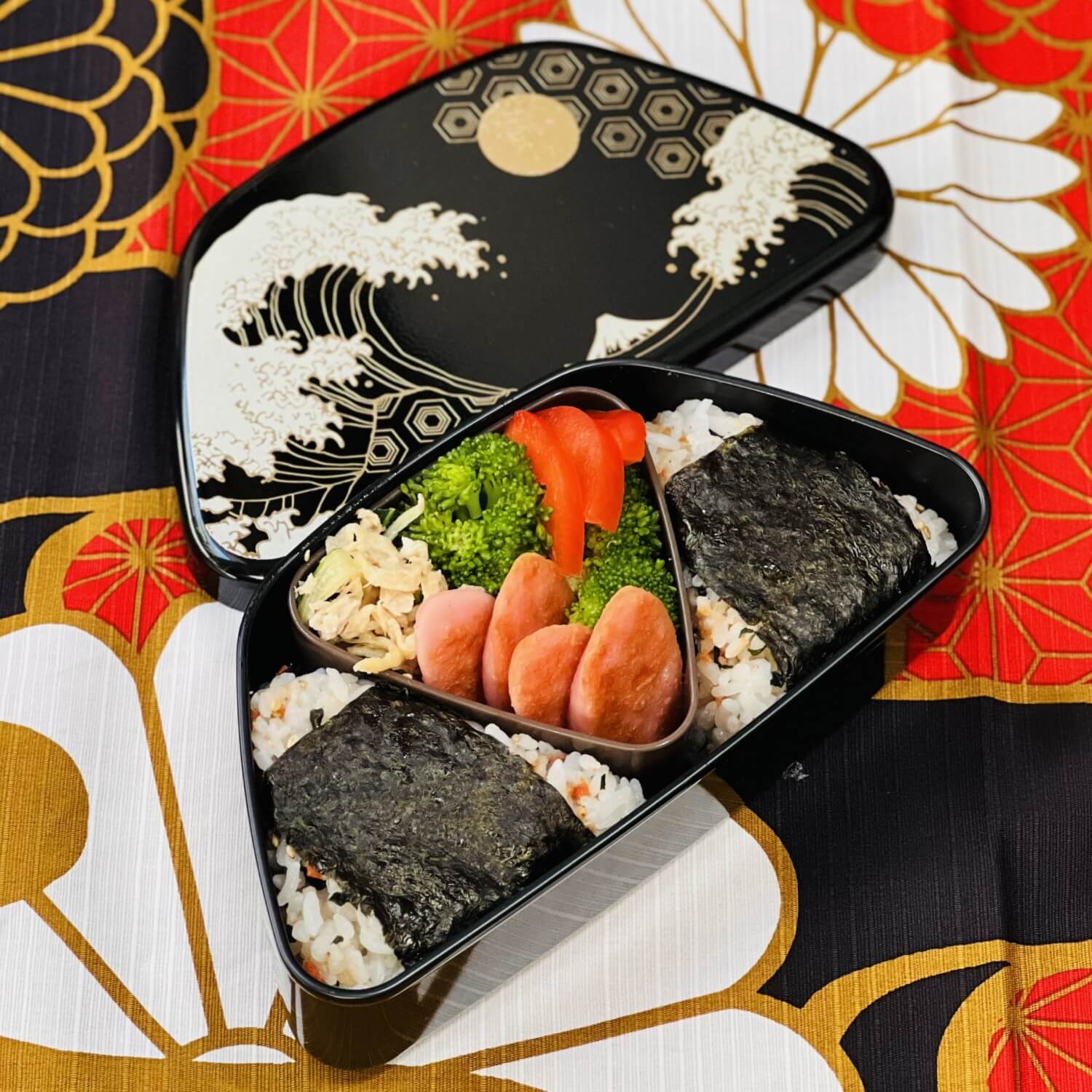 Fuji Onigiri 1 Tier Bento Box | 460ml capacity | Gold Print Lid