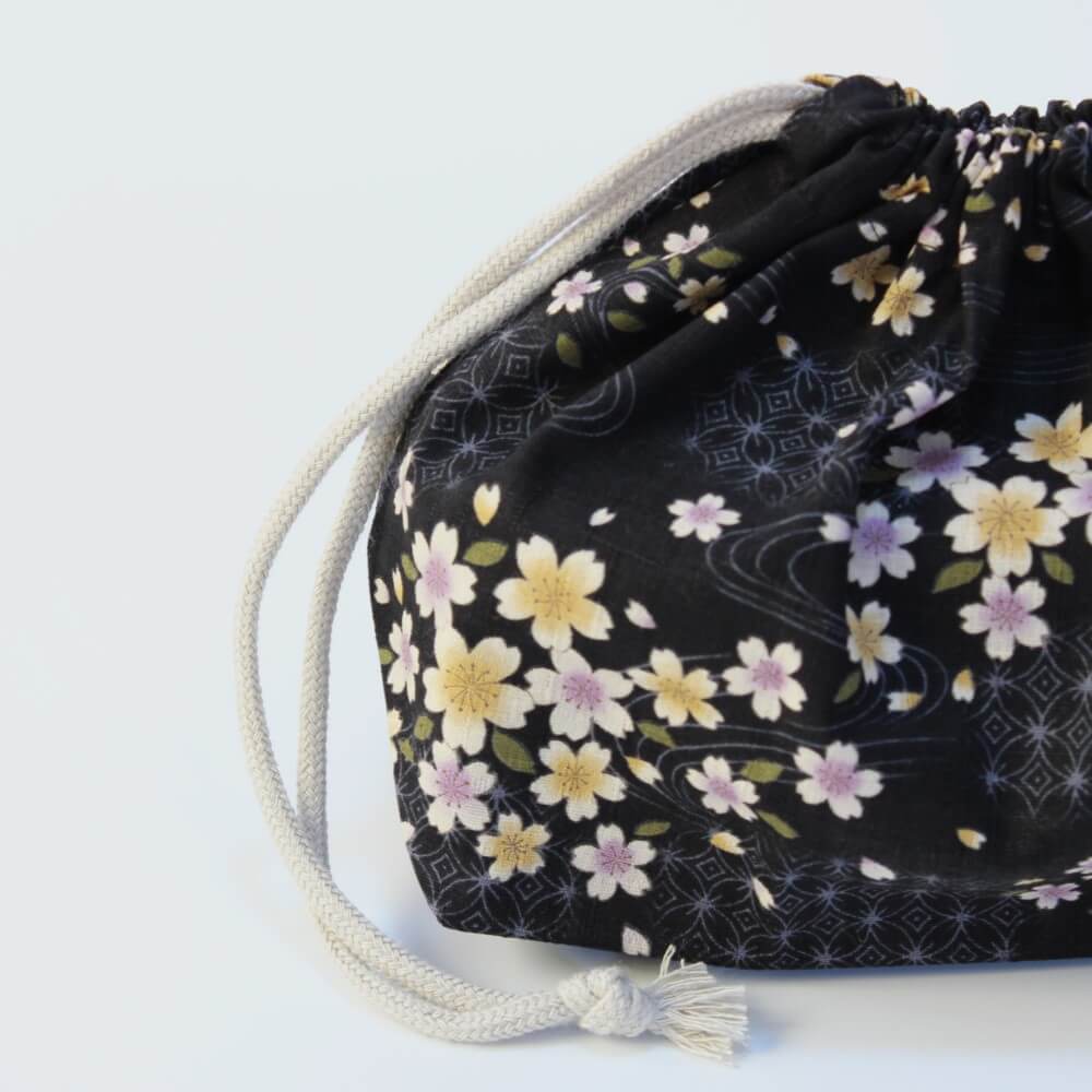 close up side profile of sakura black bento lunch bag
