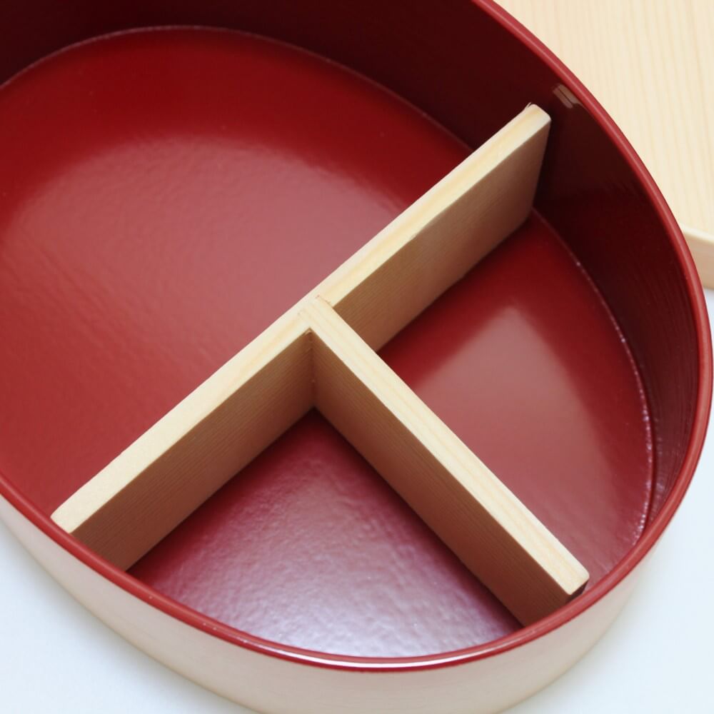 T shaped divider inside the shiraki magewappa bento box with red internal surface
