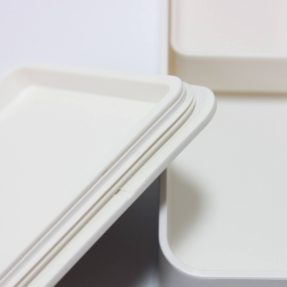 underside lid showing silicone seal of bento box
