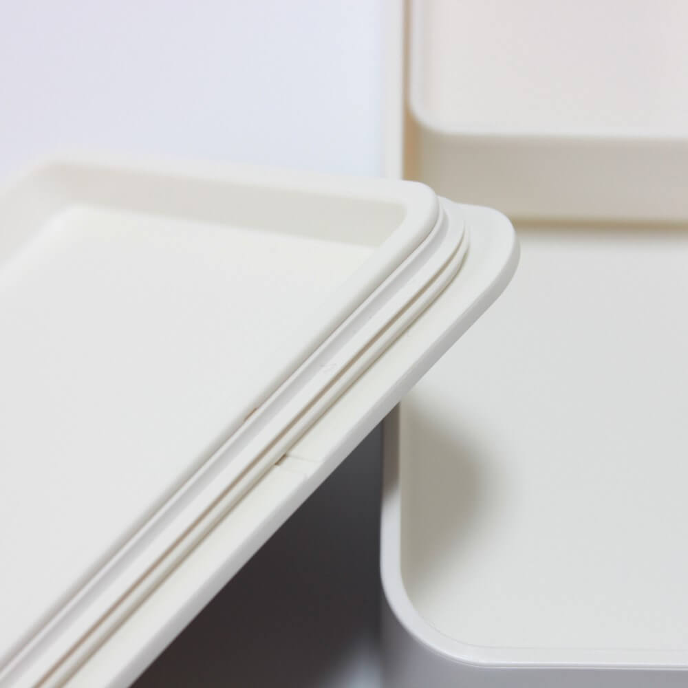 underside lid showing silicone seal of bento box