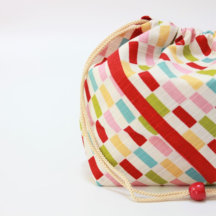 Side view of hama monyo hime ichimatsu bento lunch bag