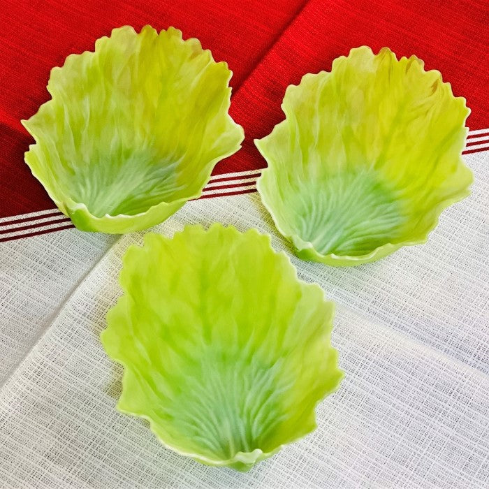 picture showing empty divider cups shaped like oval lettuce leaves
