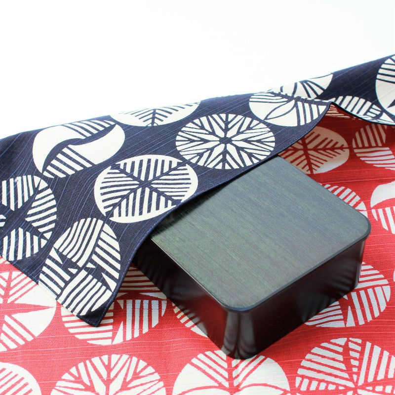 Photo showing Isa monyo pine pattern furoshiki covering the Walnut woodgrain bento box