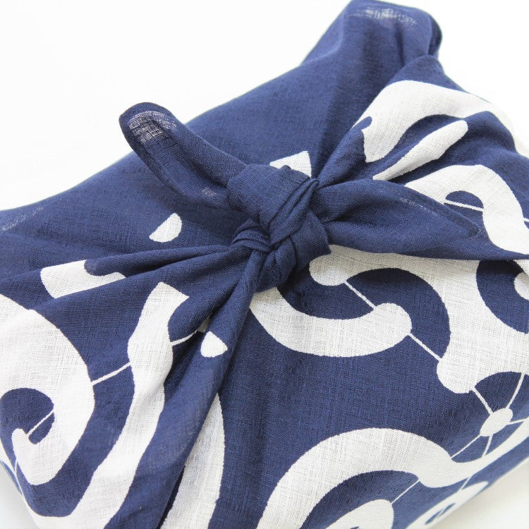Close up shot showing the knot used to tie the furoshiki