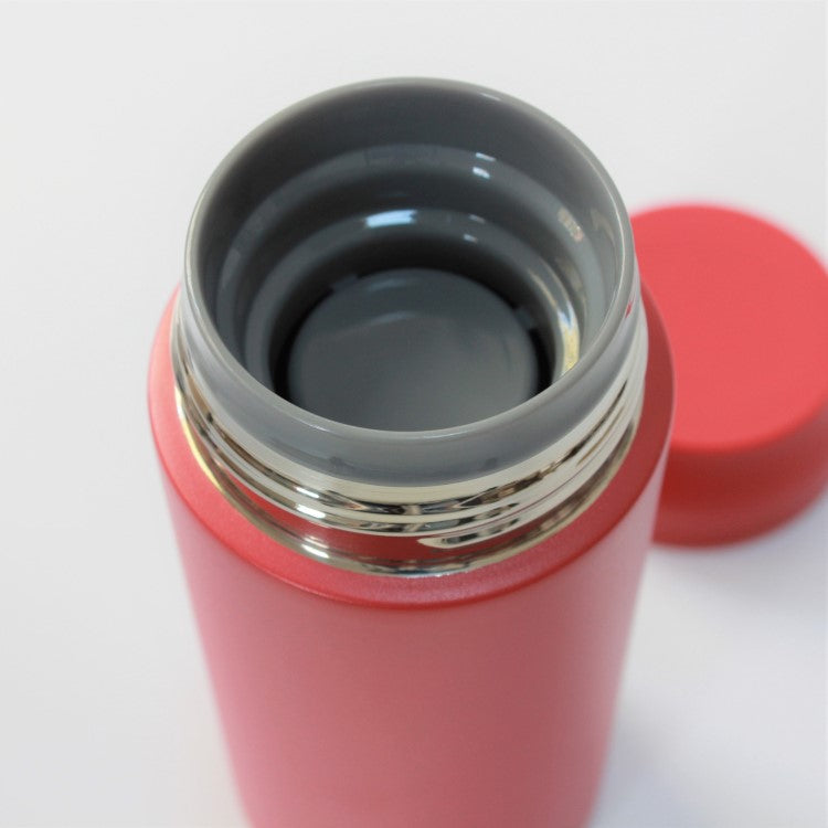 Photo of the allday drink bottle showing the inner cap which has grids to prevent objects like ice from falling out when drinking.