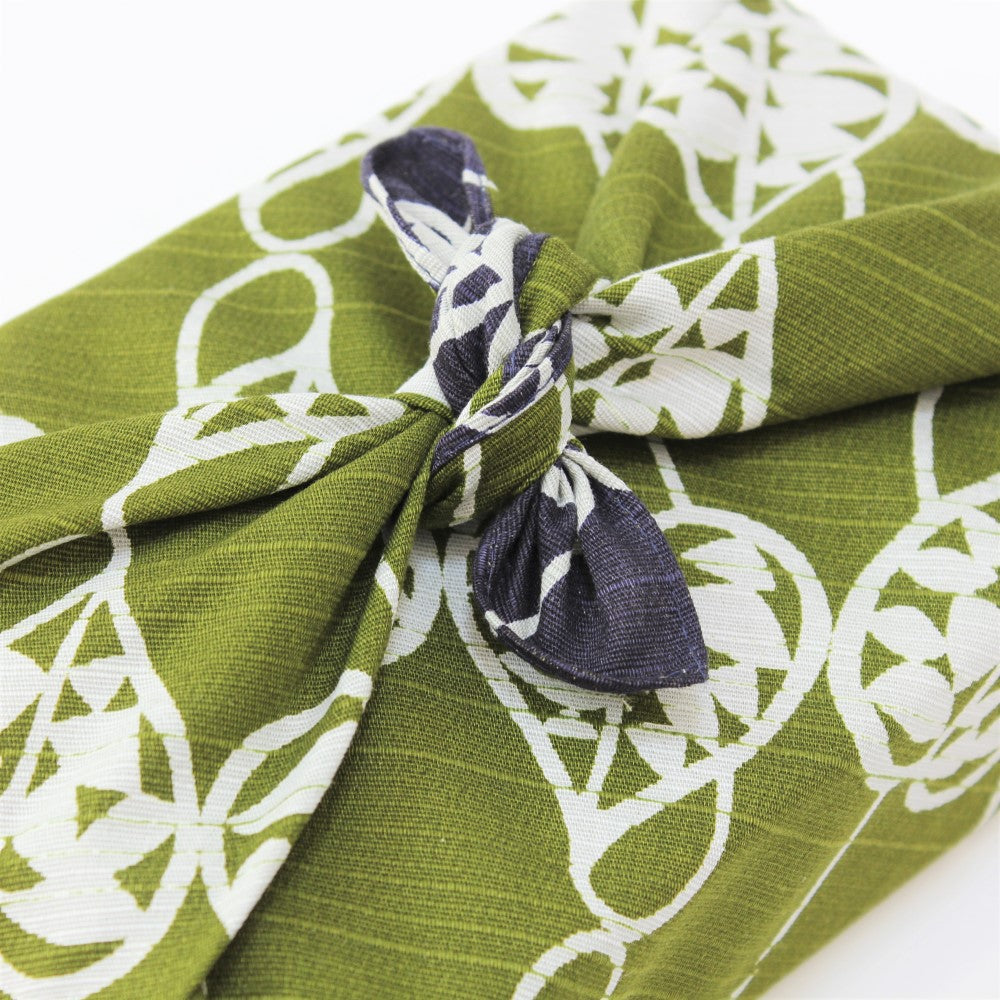 Top view of knot of bento box wrapped in the Isa Monyo Heart Vine  furoshiki. 