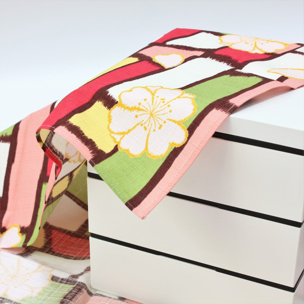 Japanese wrapping cloth can be used to wrap bento boxes. Picture depicts wrapping a picnic bento box.