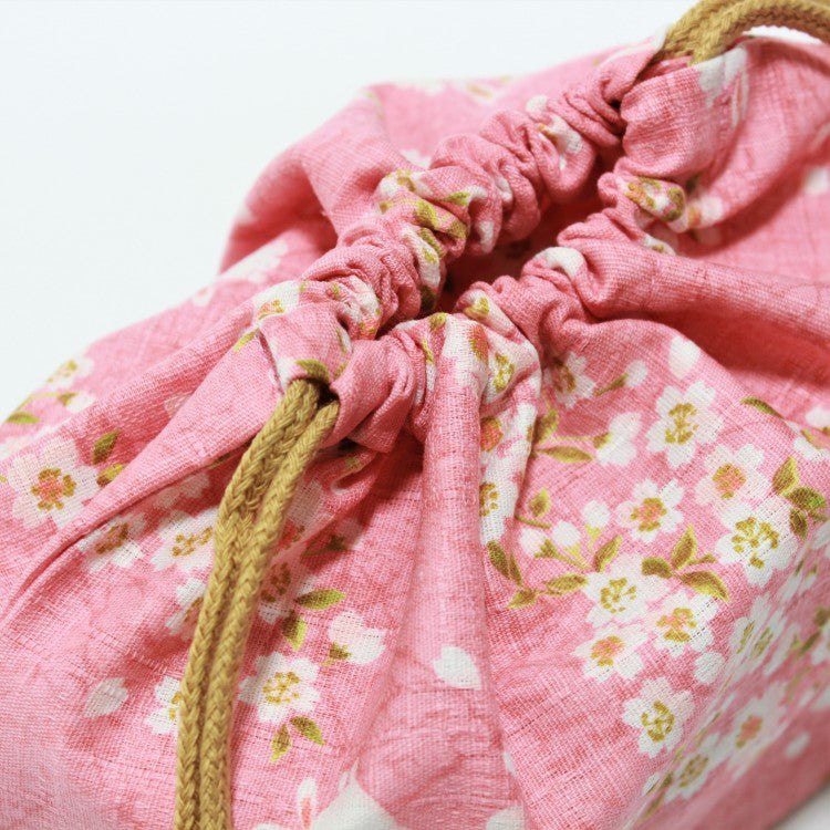 Close up showing the tightened opening of the lunch bag