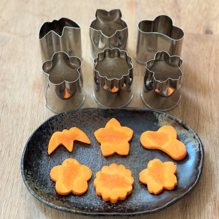 Vegetable cutter shapes 6 pieces with cut carrots