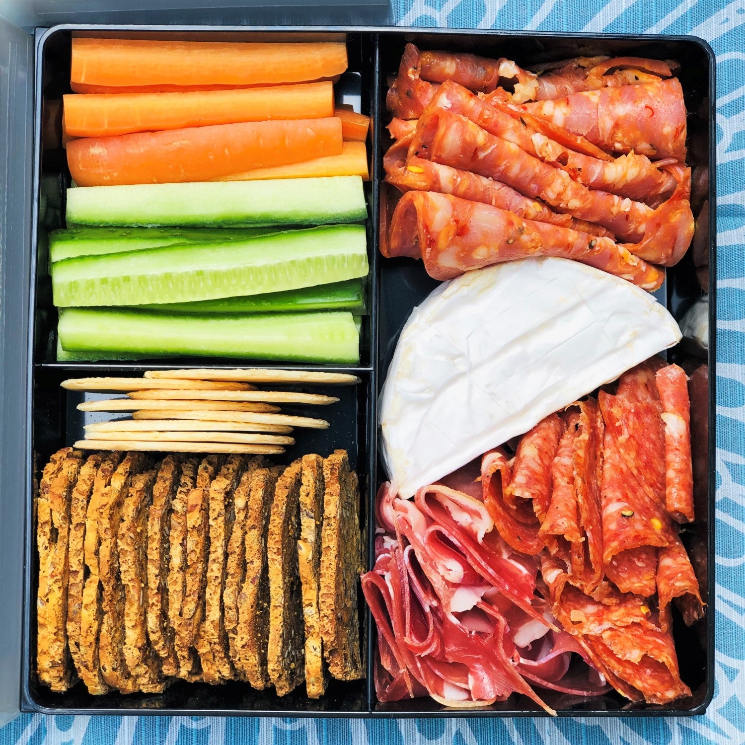 The top layer of the Shirayuki Picnic bento box has 3 sections which can be used to arrange a variety of foods. 