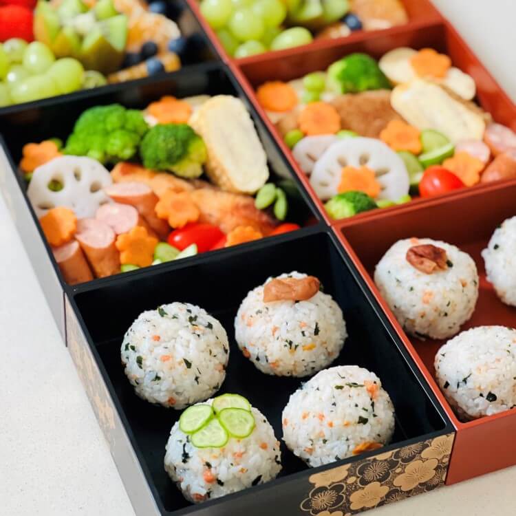two-hanamaru-bento-boxes-with-food