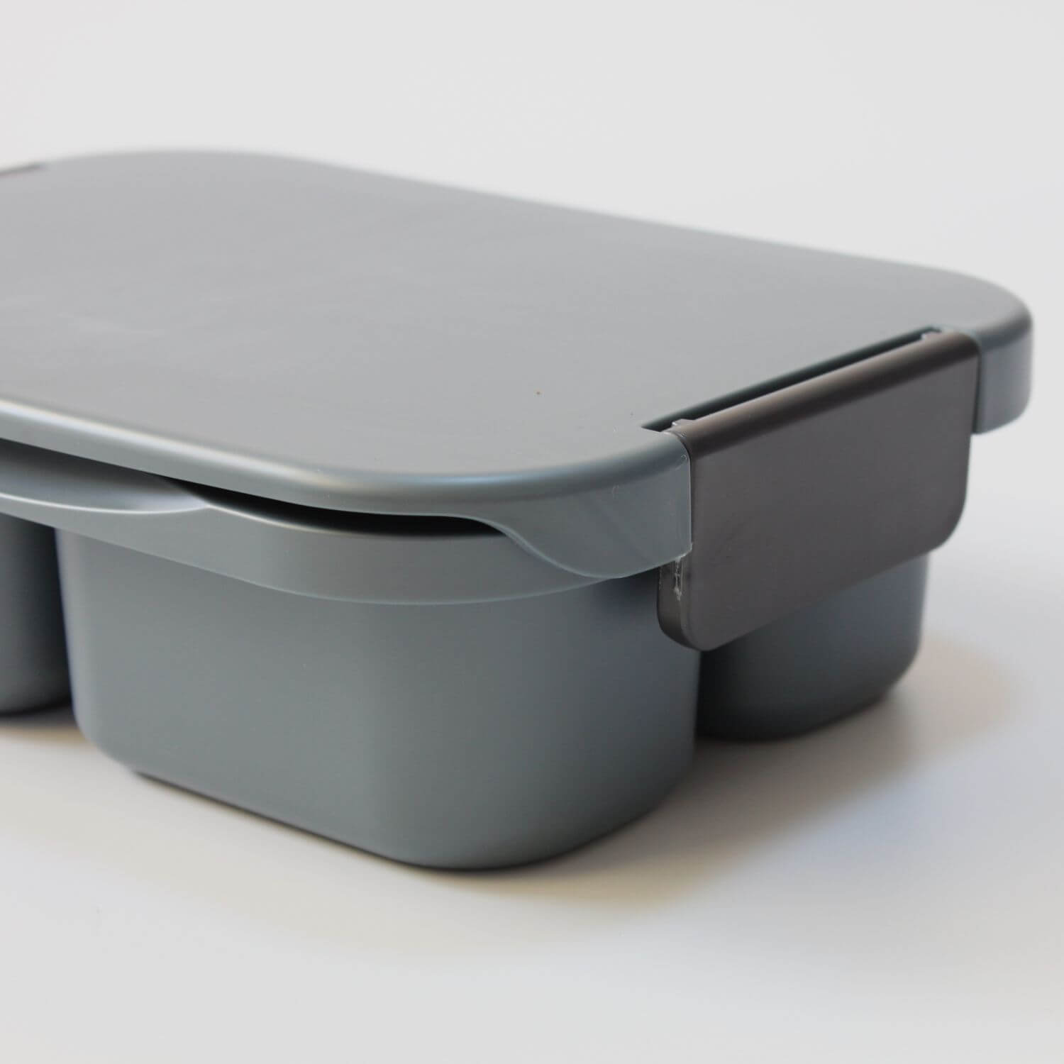 close up of latch on the 3 compartment bento box
