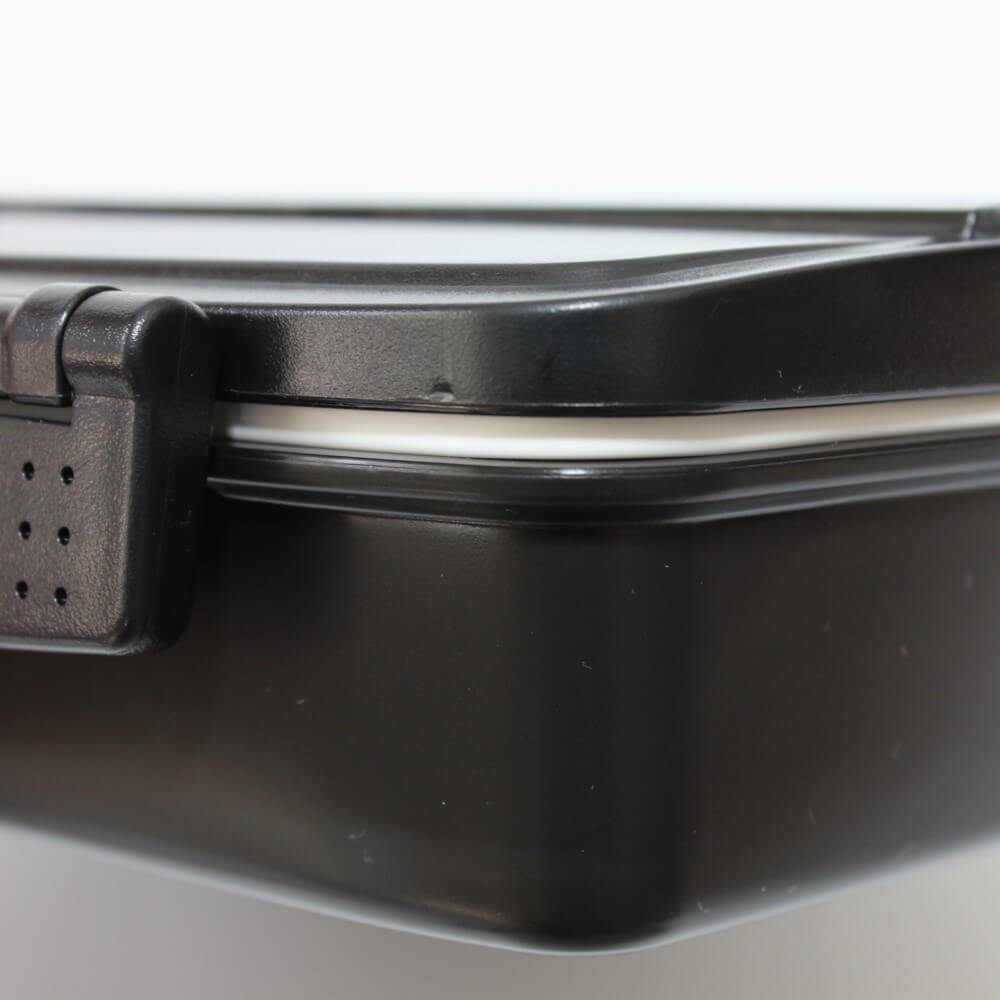 side view of the closed lid showing silicone seal modern plus bento box