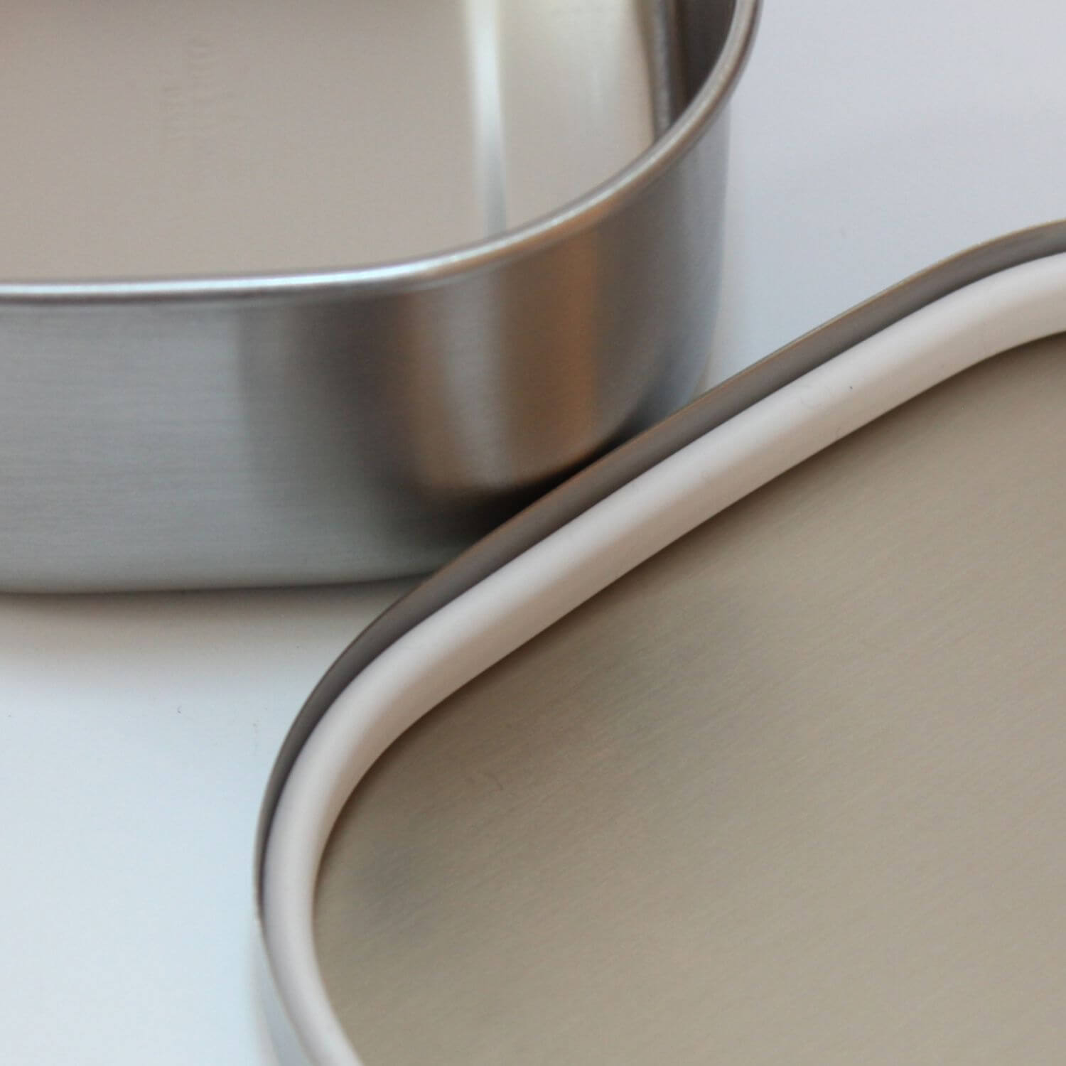 close up of gasket under the lid