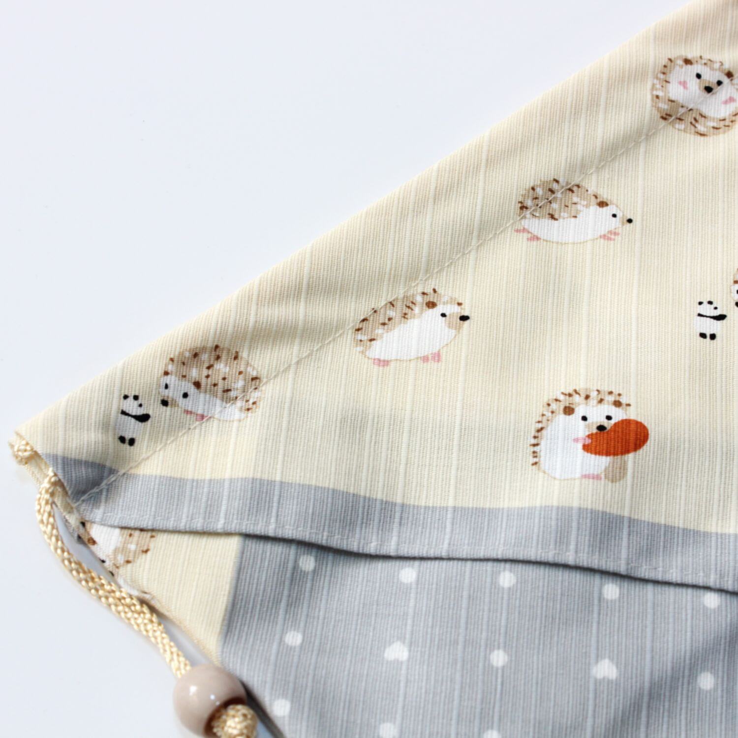 close up hedgehod artwork on bento lunch bag