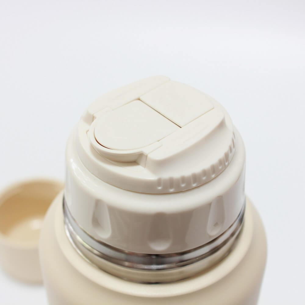 close up inner cap nozzle closed trip bottle 1000ml ivory colour from thermomug