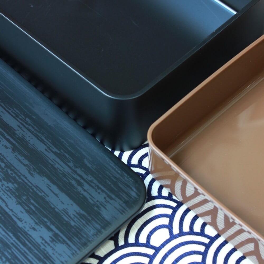 close up of lid container separator from bento box