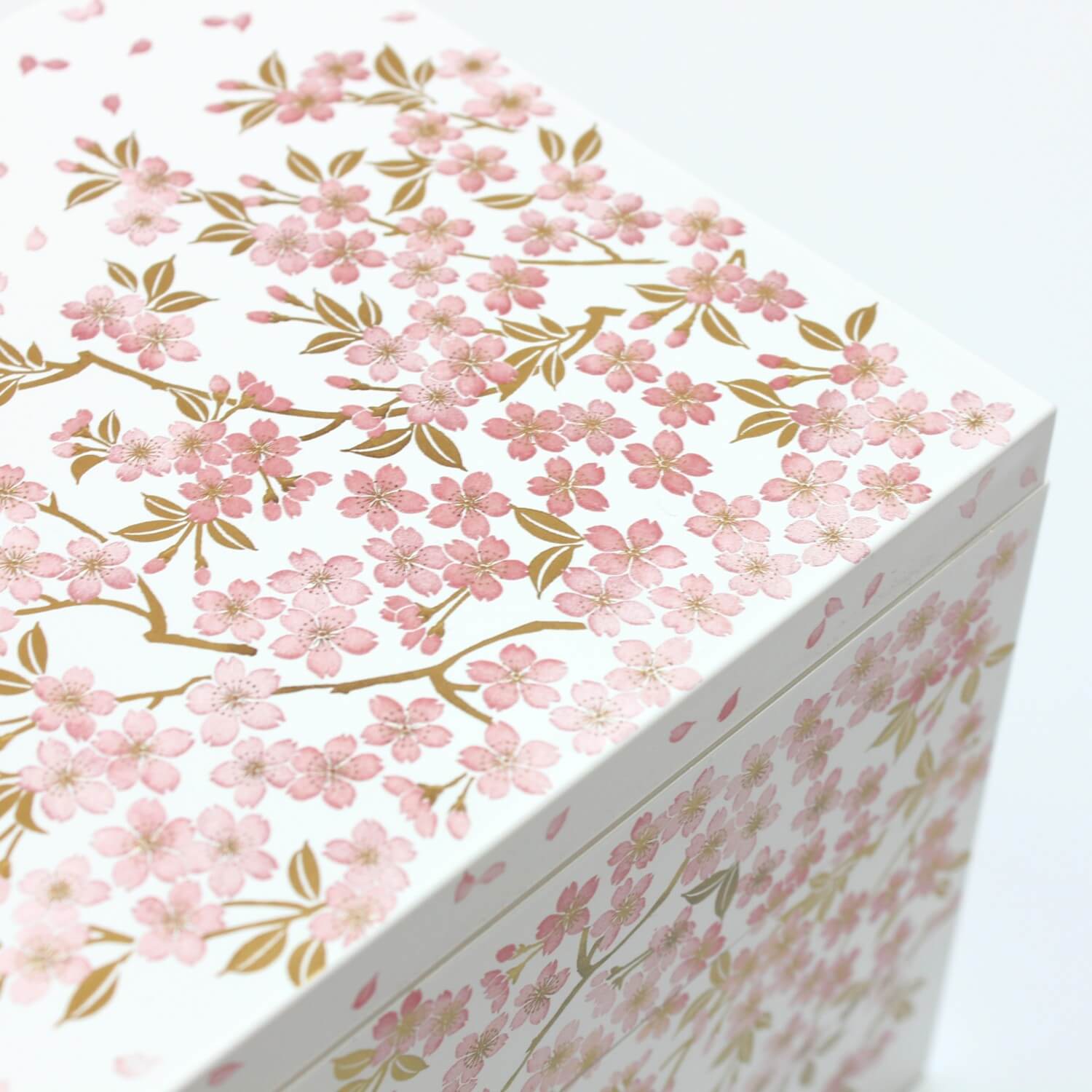 close up of the lid of the sakura 3 layer picnic bento box