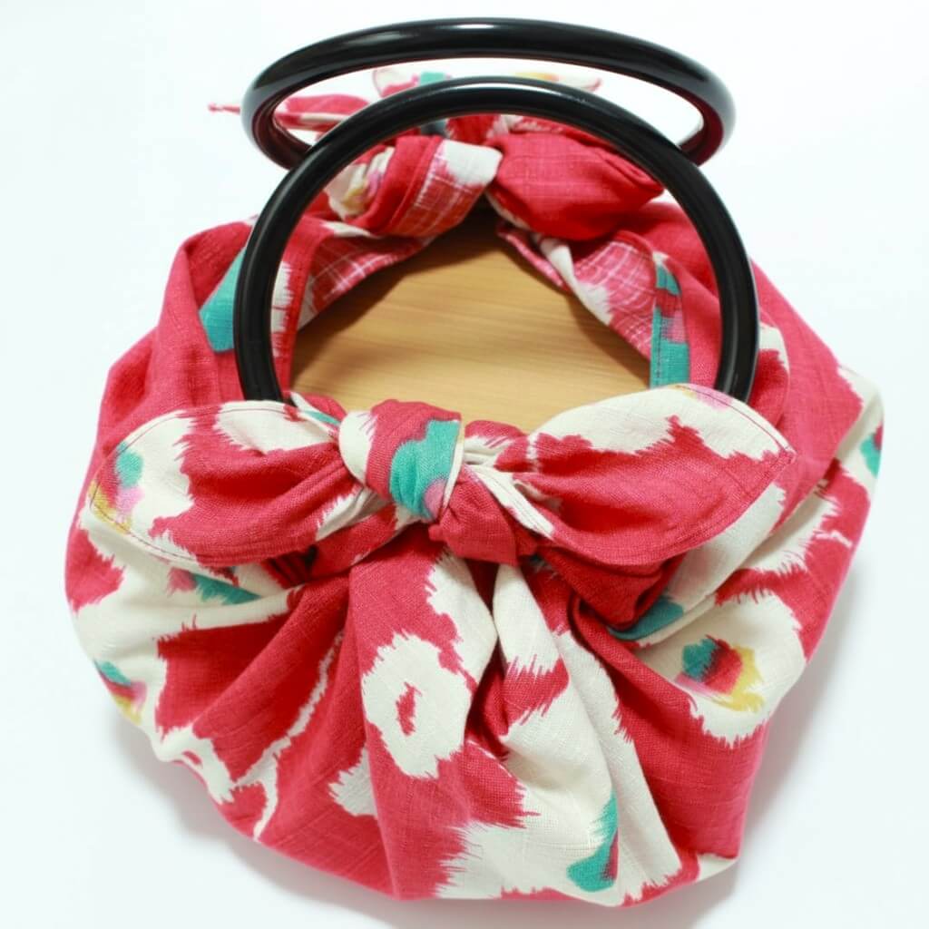 close up showing top of a furoshiki bag containing a brown bento box