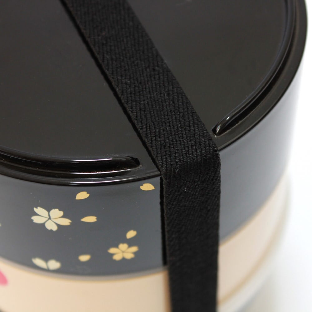 close up underside gaps kokeshi ichiro bento box