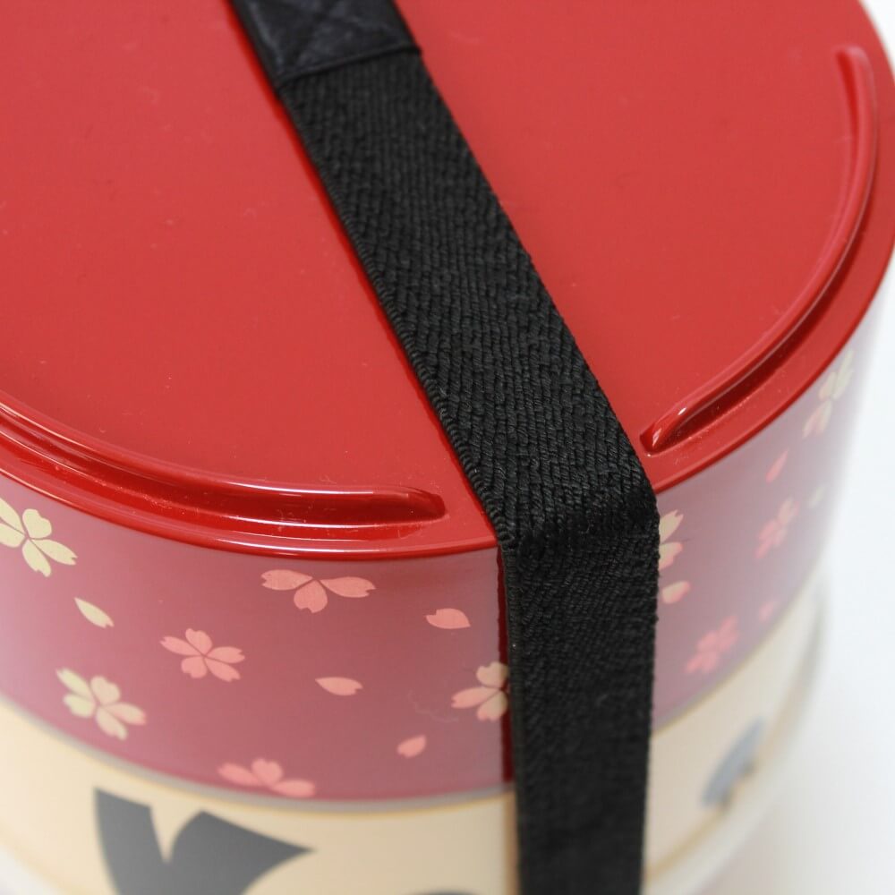 close up underside showing gap to hold bento band
