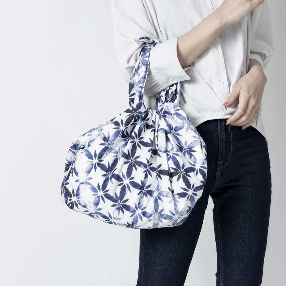 lady carrying a furoshiki bag made from aoba 100cm furoshiki cloth