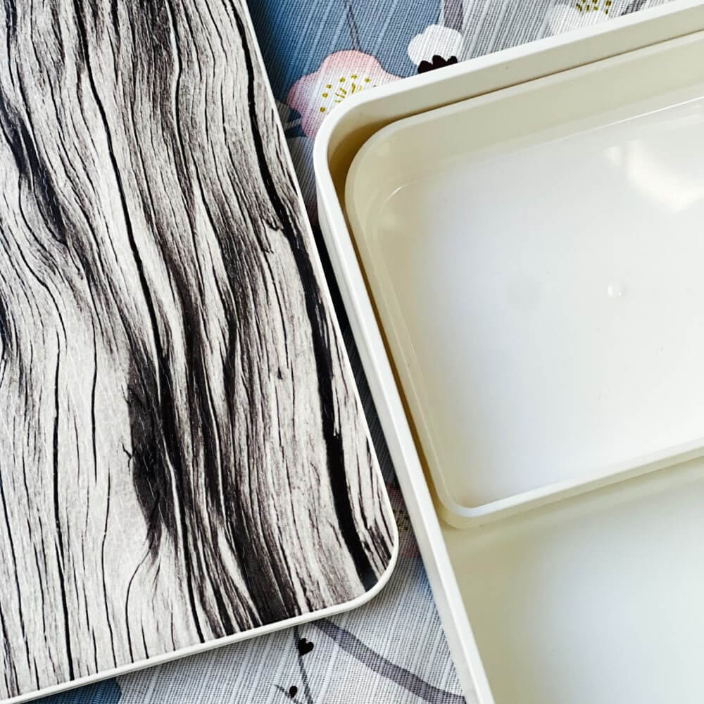 overhead close up shot of lid and diviider of bento box juniper monotone