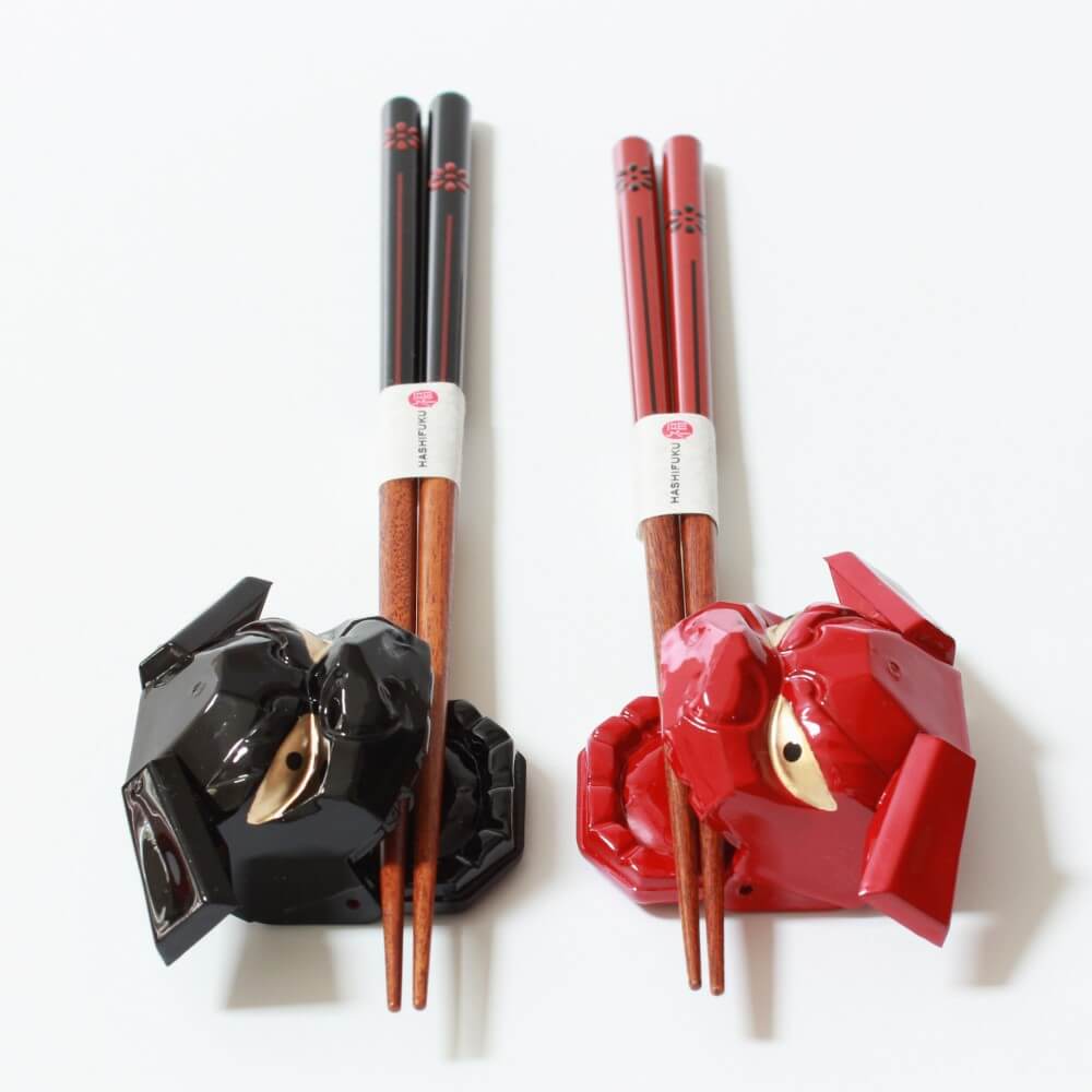 photo of kikukomon chopsticks from the front on rests