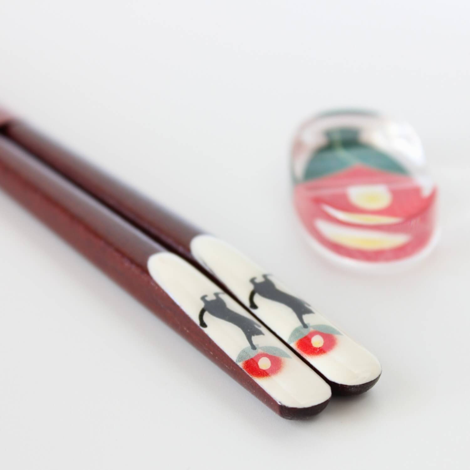 tensoge handle showing black cat camellia emblem