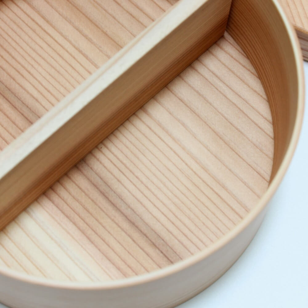 super close up showing wood grainds inside the round magewappa bento box