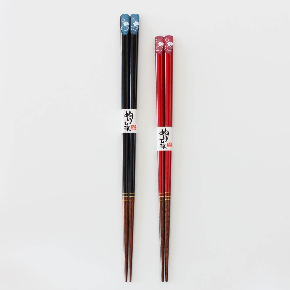 tensoge cosmos wood chopsticks black and red side by side