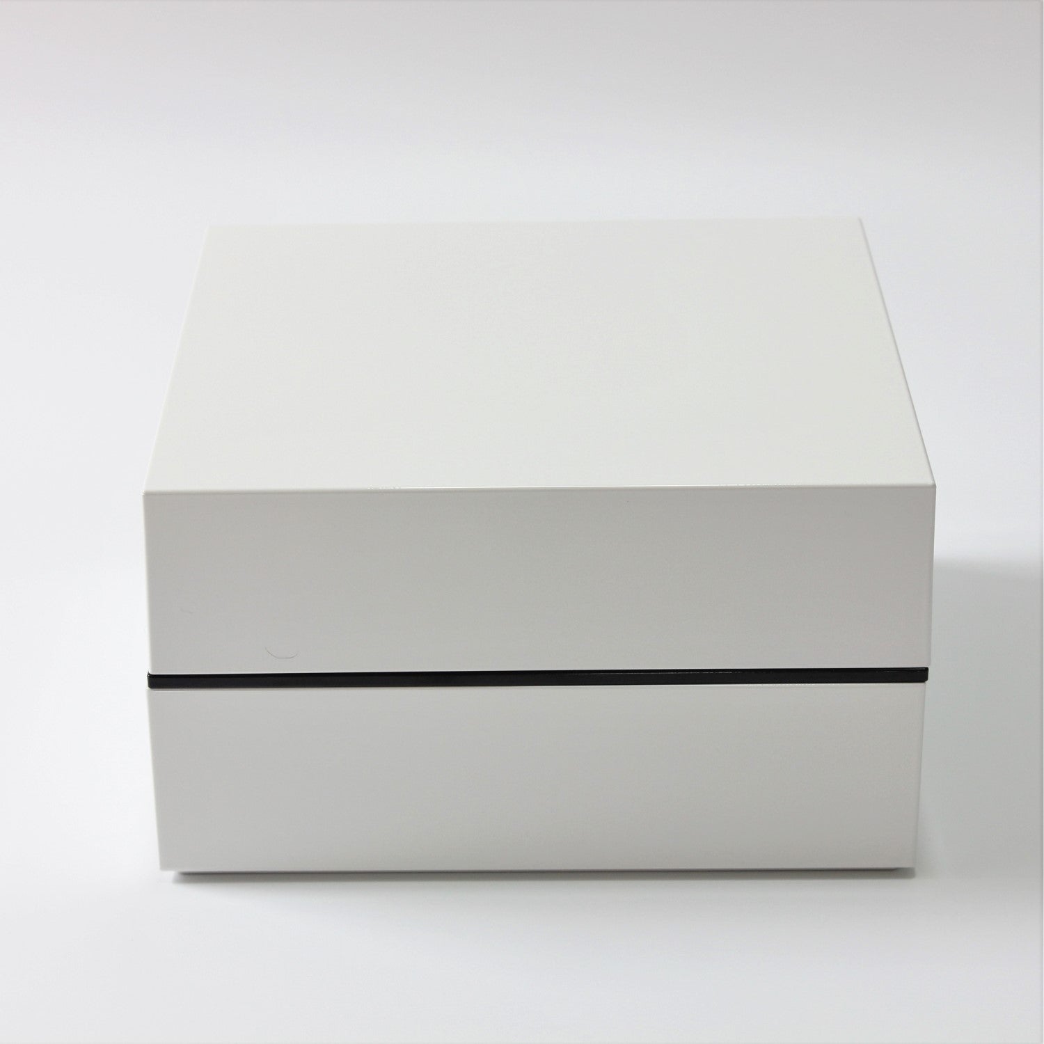 Side view of the Majime Life Shirayuki 2 Tier Picnic Bento Box showing the divider is black in the middle