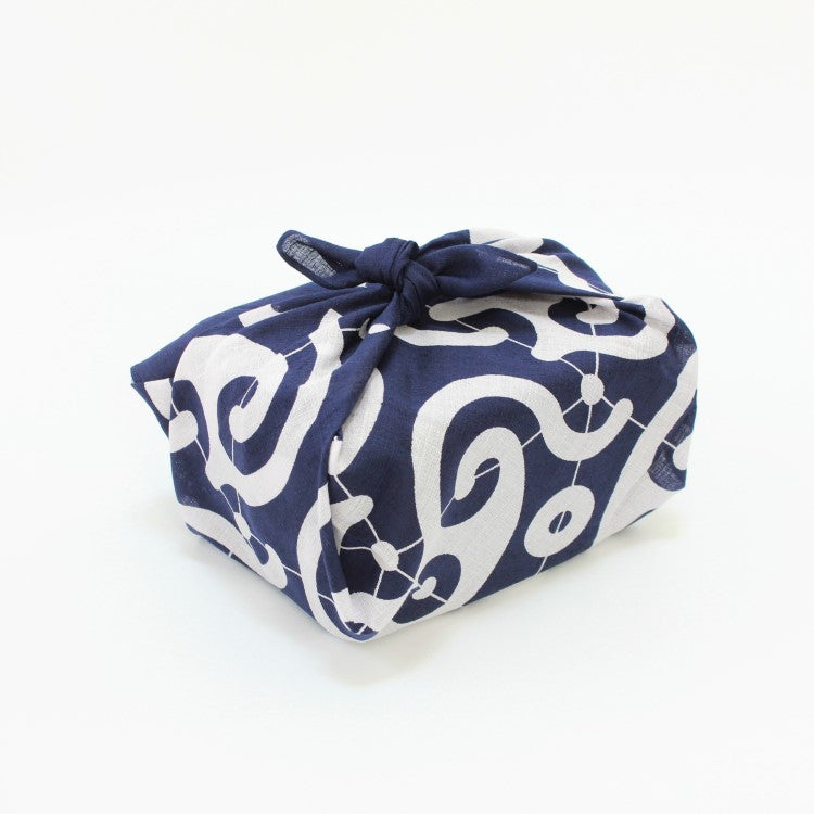 tokolo musubi karakusa Navy furoshiki used to wrap a bento box