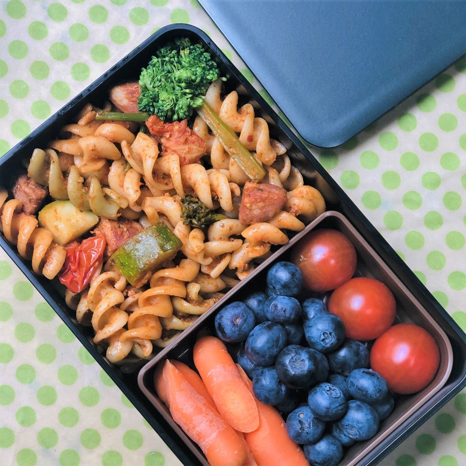 Majime Life Kuro 1 Tier Bento Box Japanese Bento Boxes for Adults Made in Japan Simple functional Bento Lunch boxes Microwave and Dishwasher safe black sleek design Pasta fruit and vege bento box