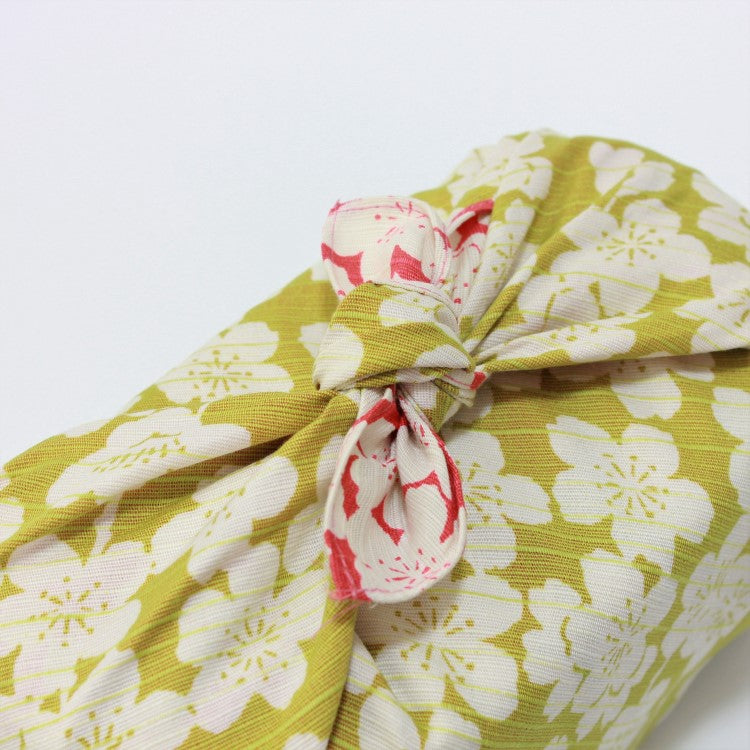 picture showing a tied knot of a furoshiki wrapped around a bento box