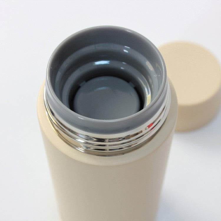 Close up shot showing the grid of the inner cap of the allday drink bottle