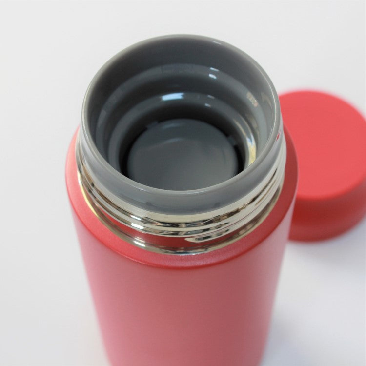 Photo of the allday drink bottle showing the inner cap which has grids to prevent objects like ice from falling out when drinking. 