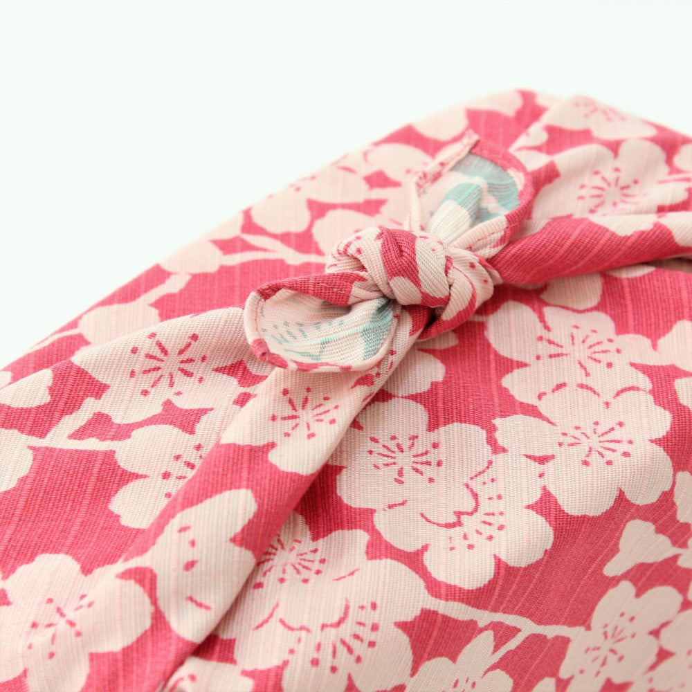 Picture of knot securing a furoshiki wrapping a bento box